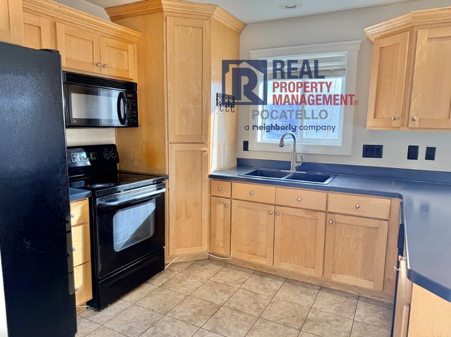 Building Photo - 3 bed 2.5 bath 2 car garage house - pets negotiable