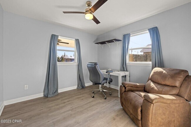 Building Photo - Recently Updated 4Bed/2Ba, Centrally Locat...