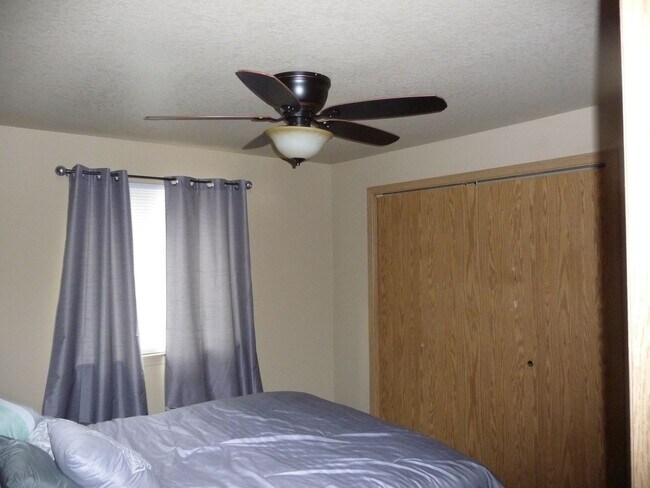 Building Photo - Easy access to shopping and freeway