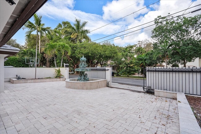 Building Photo - 1421 Ponce de Leon Dr