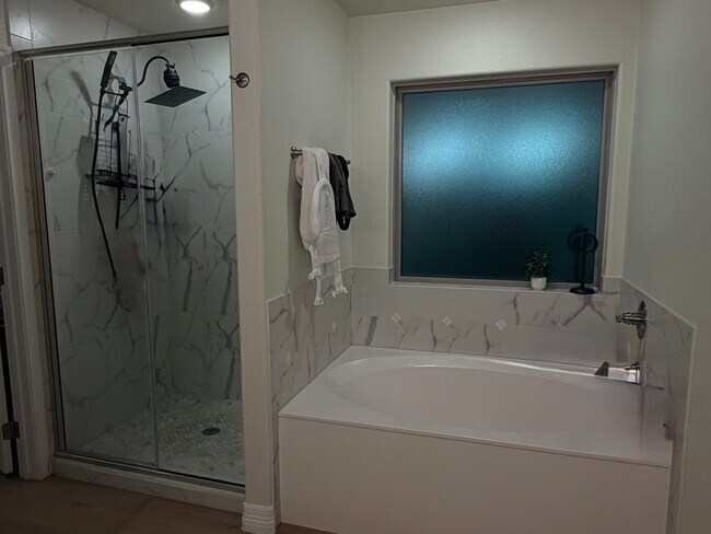 Building Photo - 318 Walking Stick Dr