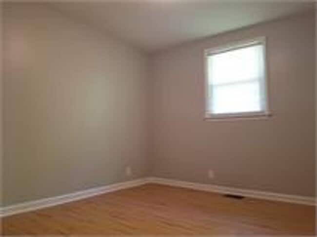 Building Photo - 2 bd 1 ba duplex in a Great Location