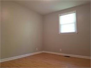 Building Photo - 2 bd 1 ba duplex in a Great Location
