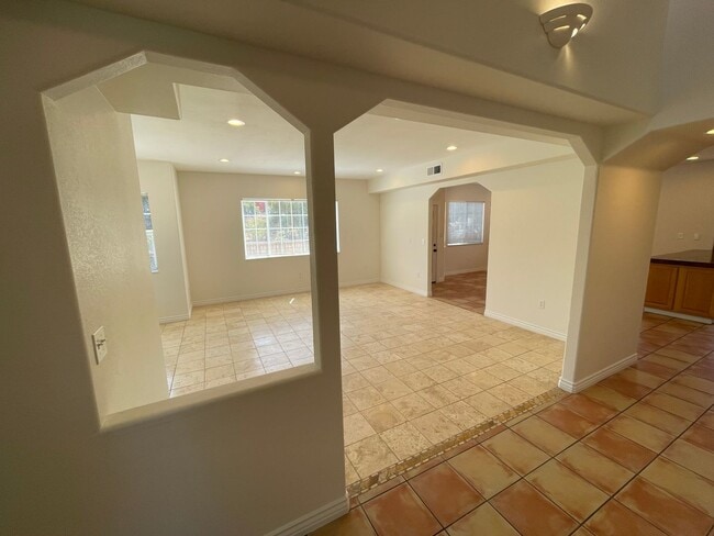 Building Photo - 4527 Hollister Ave