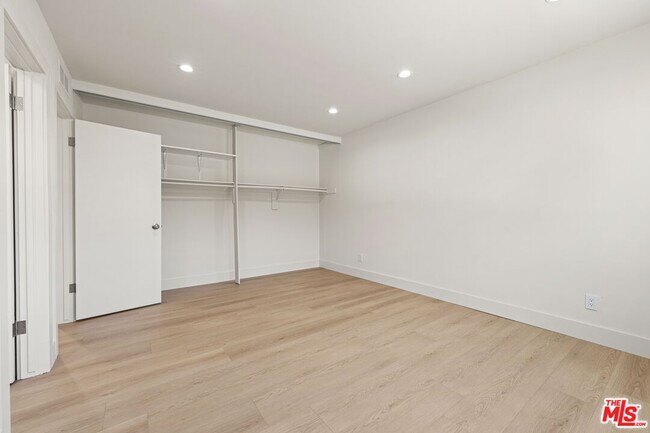 Building Photo - 635 Westmount Dr