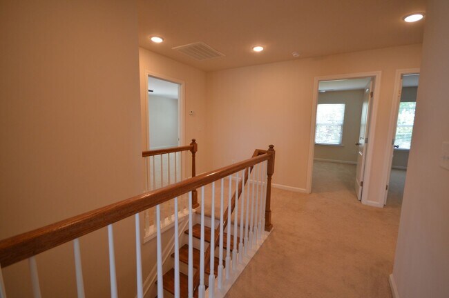 Building Photo - 904 Cozy Oak Ave