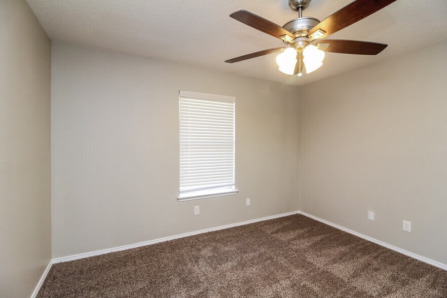 Building Photo - 900 Vicksburg Ln