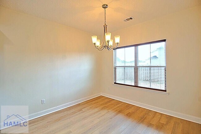 Building Photo - 302 Mcclelland Lp NE