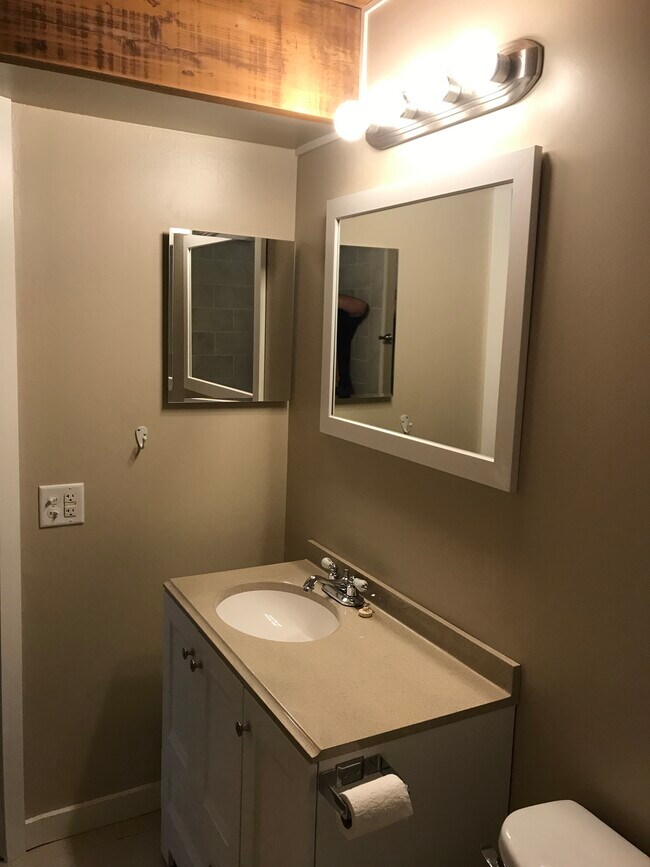 Building Photo - 811 S La Grange Rd