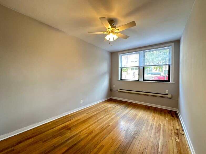 Building Photo - 1034 W George St