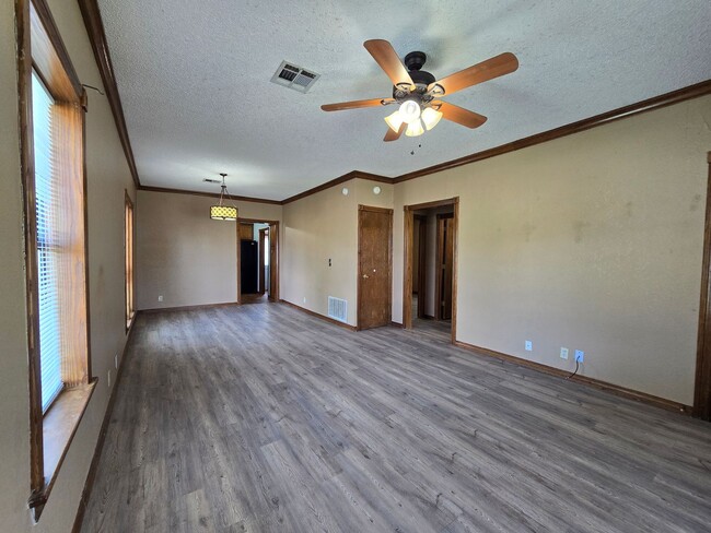 Building Photo - Charming 2 bedroom, 1 bathroom home
