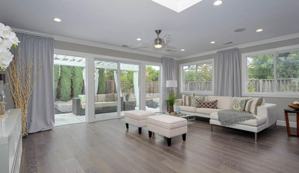 Building Photo - 10086 La Paz Ave