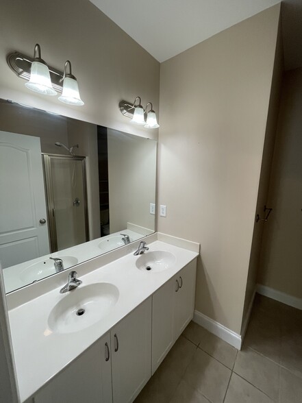 Master bath - 1130 Dean Hall Ln