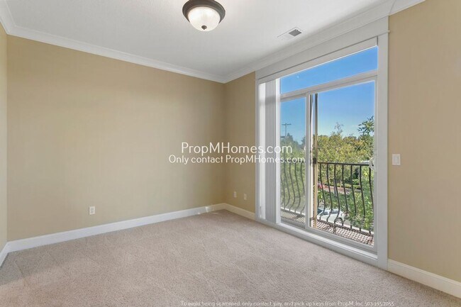 Building Photo - Luxury Two Bedroom Townhouse in NE!