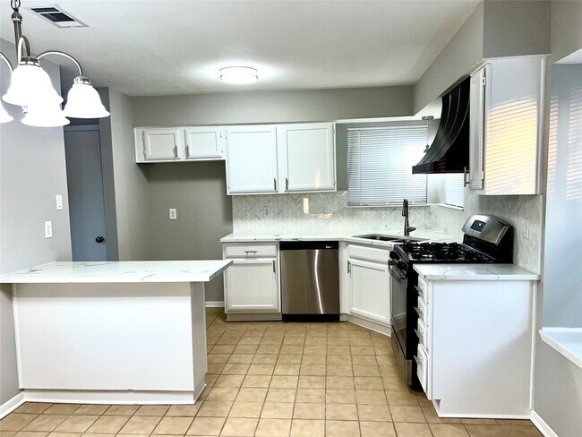 Building Photo - 3111 Timber View Dr