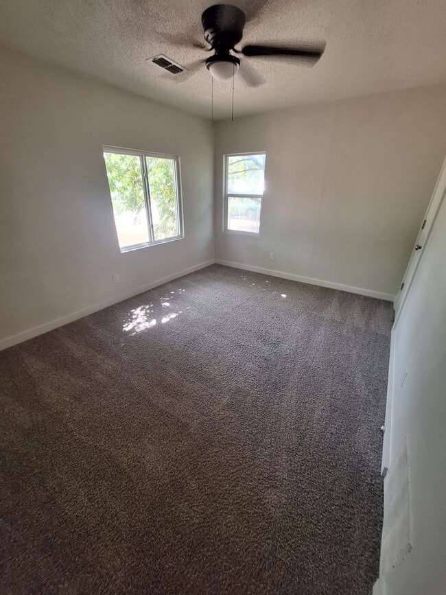 Building Photo - 3 bedroom, 1 bath