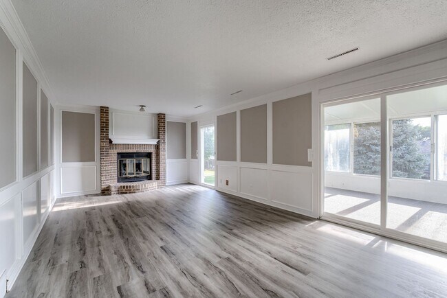 Building Photo - Fresh Updates & Prime Location Near Zorins...