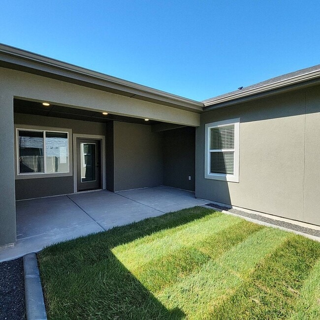 Building Photo - Fantastic Townhome in Downtown Meridian!