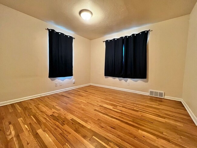 Building Photo - Spacious 3 Bed 2 Bath House in Central For...