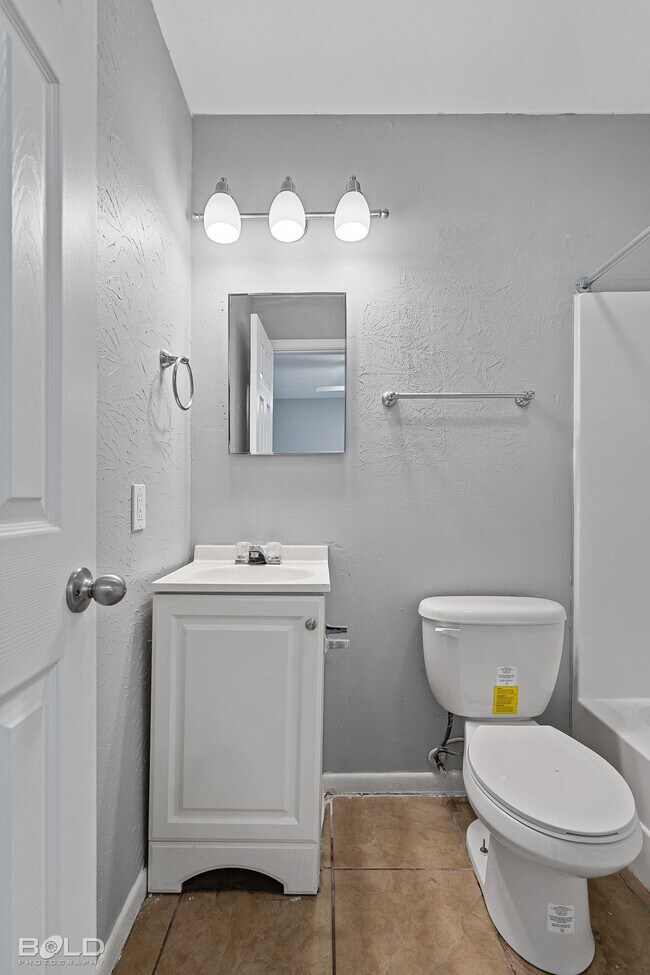 Building Photo - 1820 E Texas St