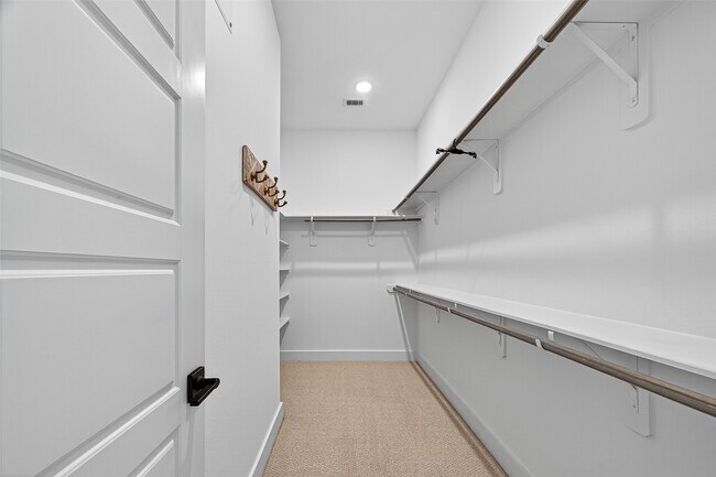 Building Photo - 1070 Mansfield St