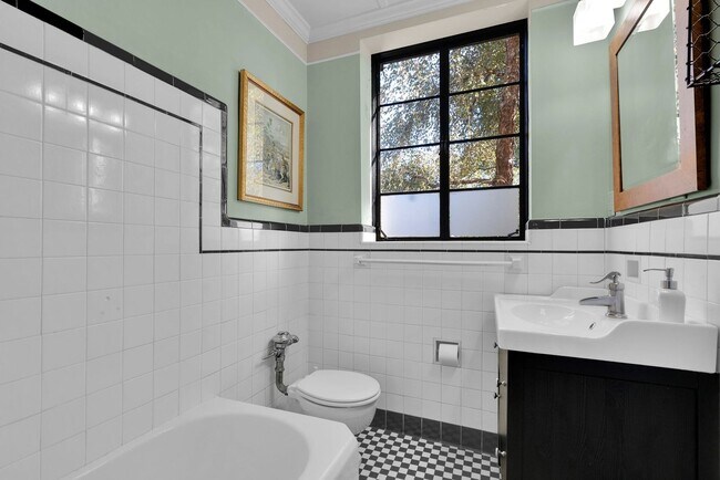 Building Photo - Fully furnished and thoughtfully updated top-floor condo in the heart of Dilworth at desirable My...