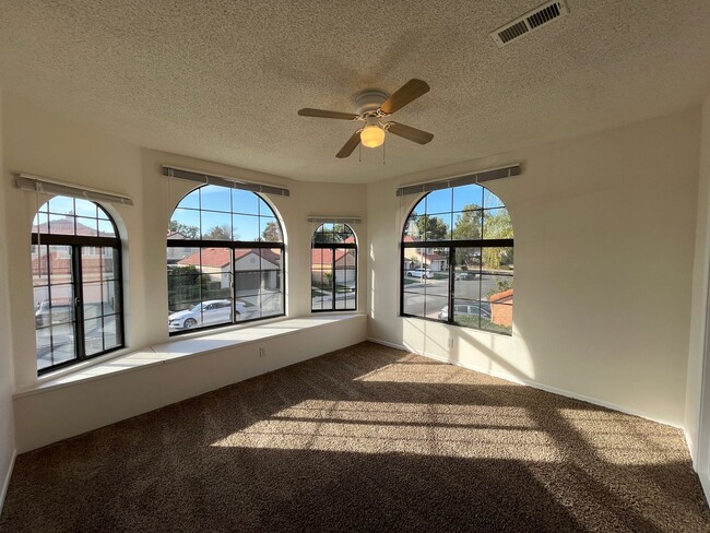 Building Photo - MOVE-IN READY 4+2.5 w/family room + large primary suite!