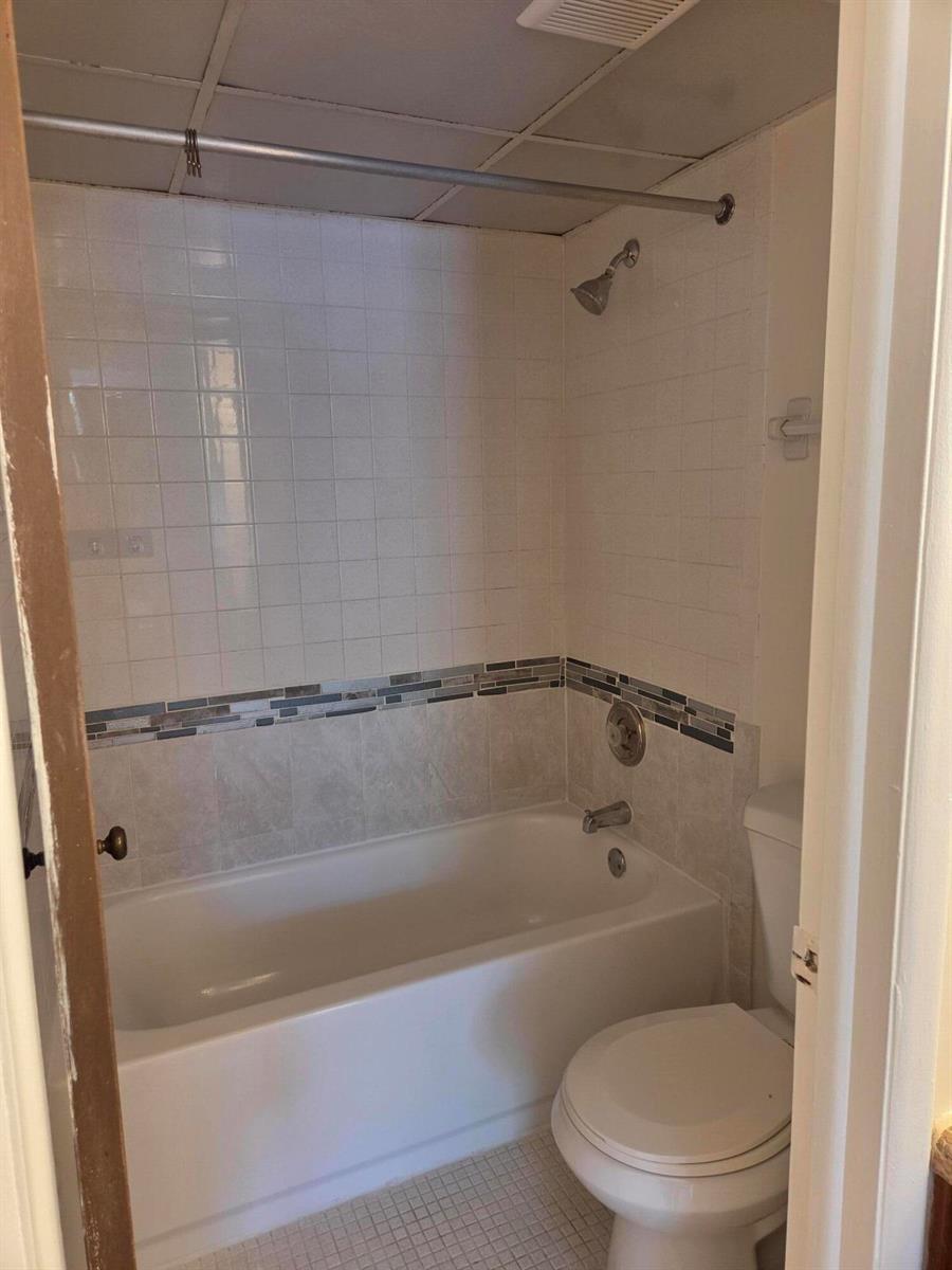 Building Photo - 3750 Inverrary Dr