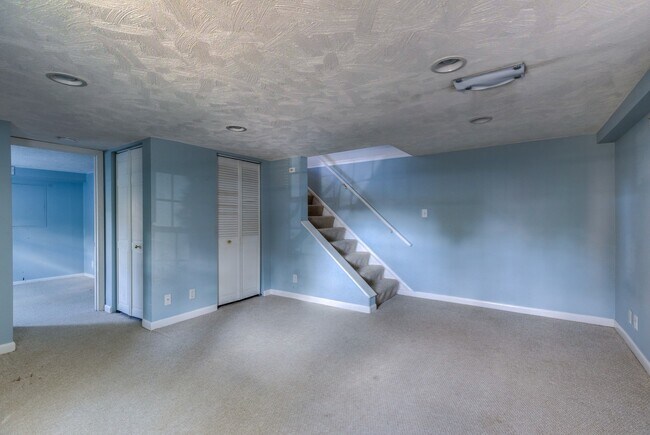 Building Photo - Charming End-Unit Townhouse in Fairlington