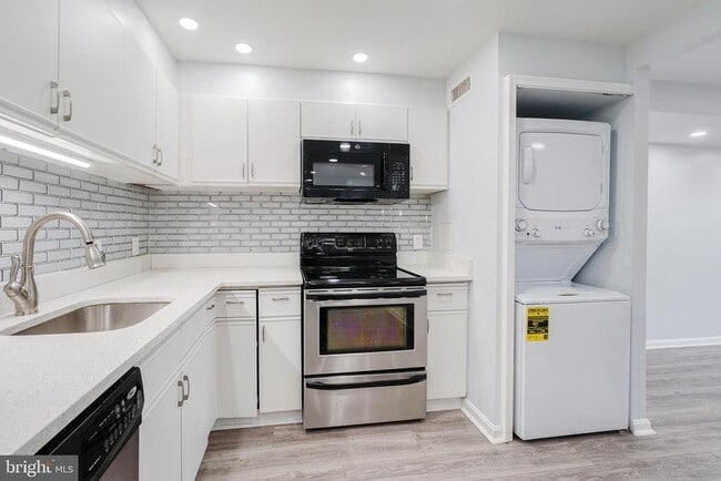 Building Photo - 3800 Powell Ln