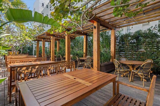 Building Photo - 1701 Alton Rd