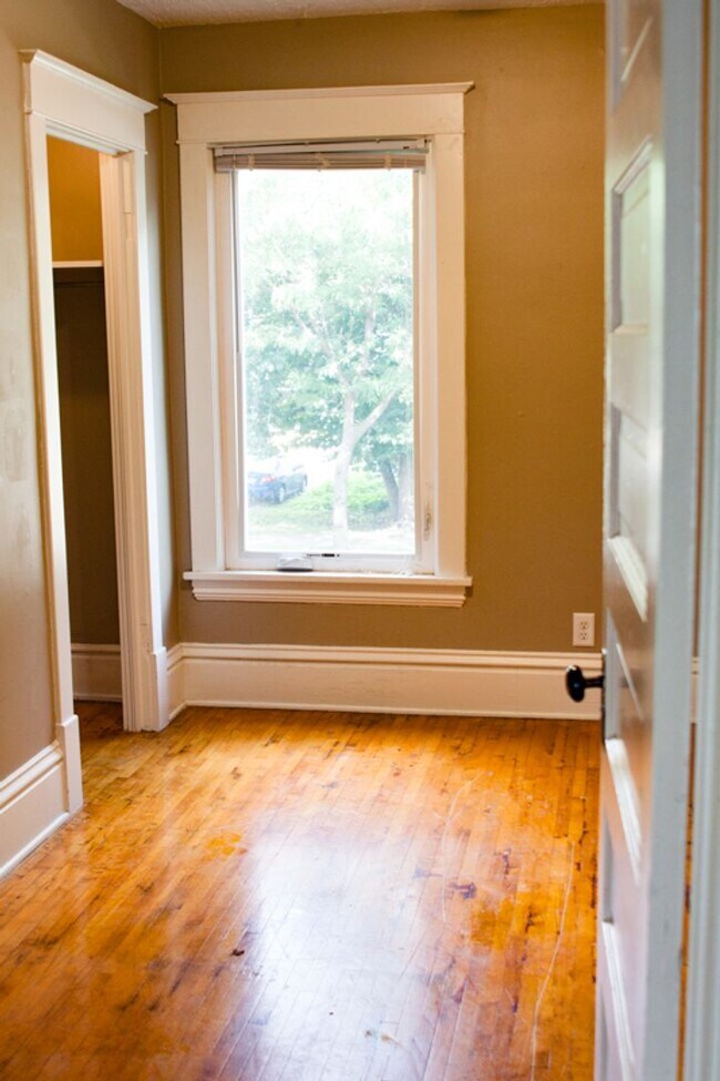 Building Photo - Beautiful 5 Bedroom Close by The U of M fo...