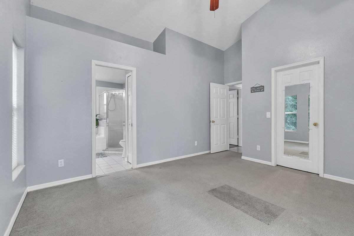 Building Photo - 4454 King Edward Dr