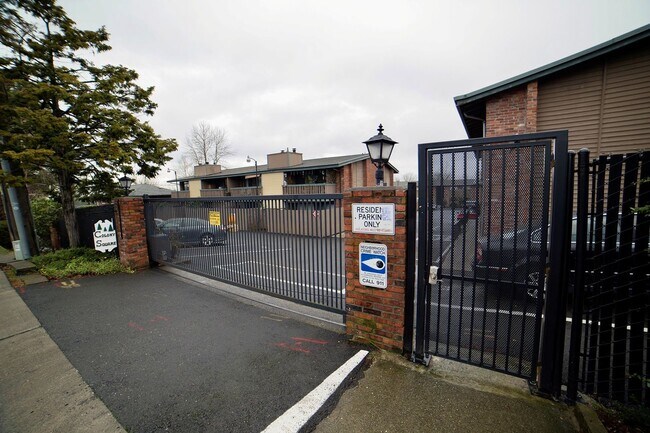 Building Photo - Quiet Top Floor 1 Bedroom Condo in Gated Tukwila Community