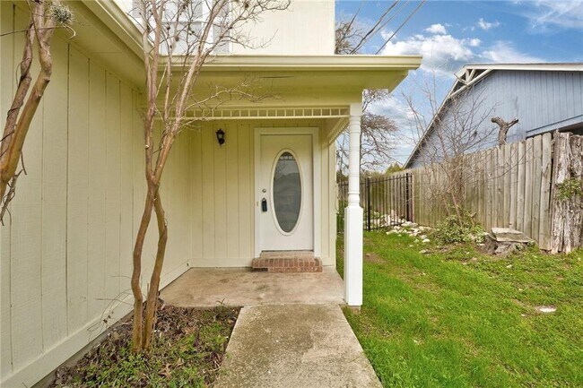 Building Photo - 6102 Parkwood Dr