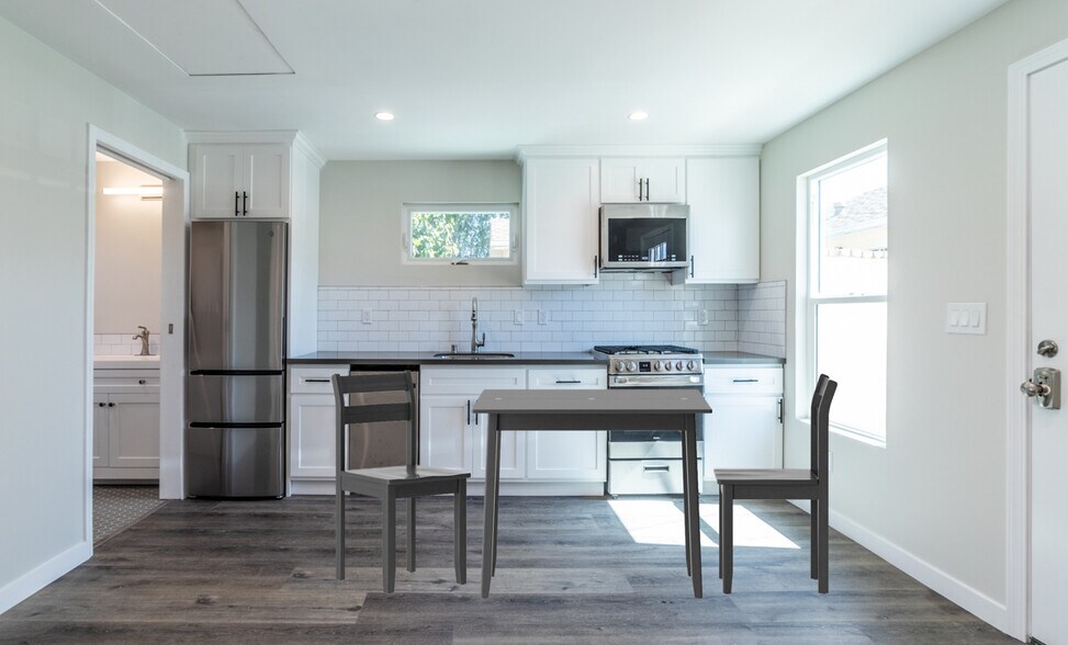 Building Photo - 8423 Barnsley Ave