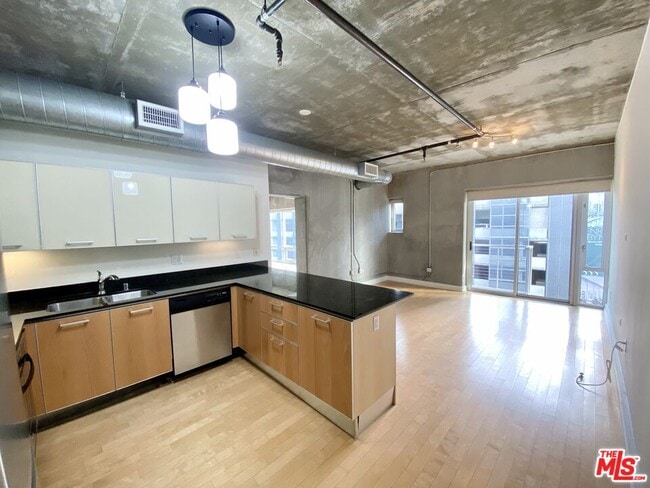 Building Photo - 645 W 9th St