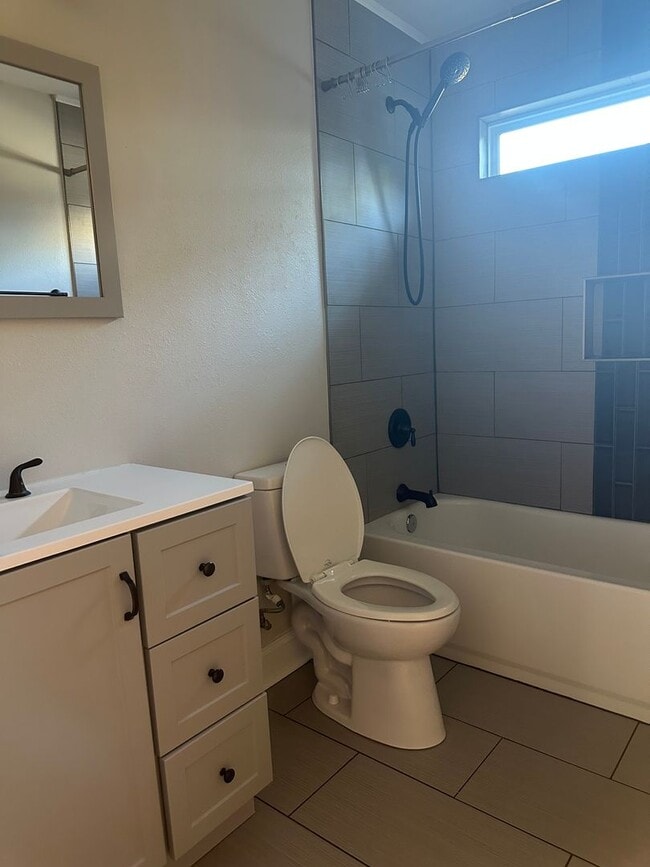 Building Photo - 3 Bedroom with extra Office Space AVAILABLE NOW!