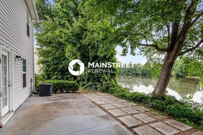 Building Photo - 3 Bedroom Pet-Friendly Home in Charlotte, NC with Main Street Renewal