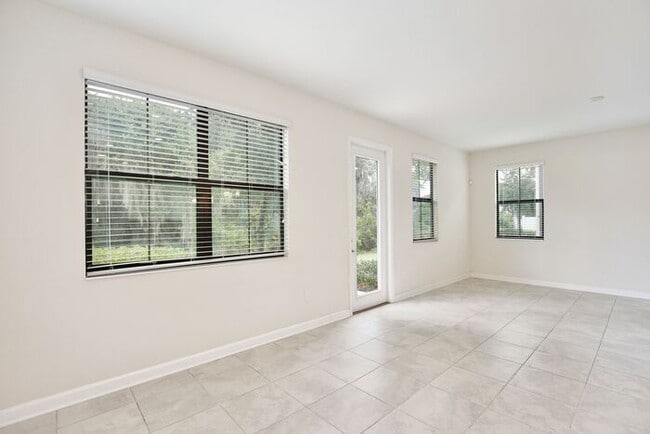 Building Photo - Beautiful 4/3.5 Townhome with a Spacious 2 Car Garage Located in Trails at Moss Park - Orlando