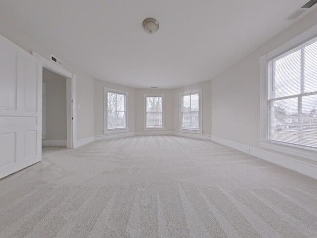 Building Photo - 304 Oakwood St