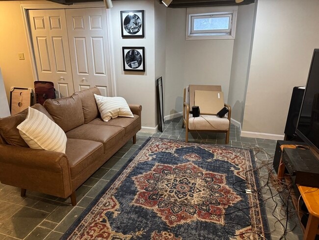 Building Photo - 532 E 5th St