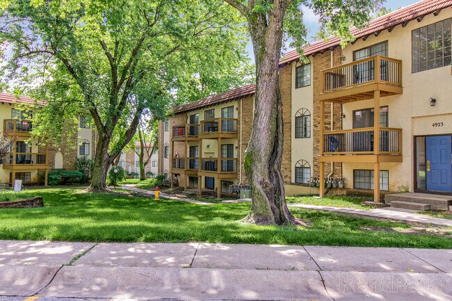 Building Photo - El Chaparral Apartments