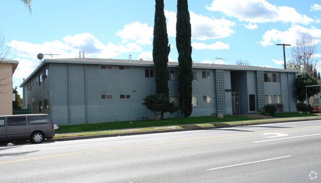 Building Photo - 14320 Vanowen St