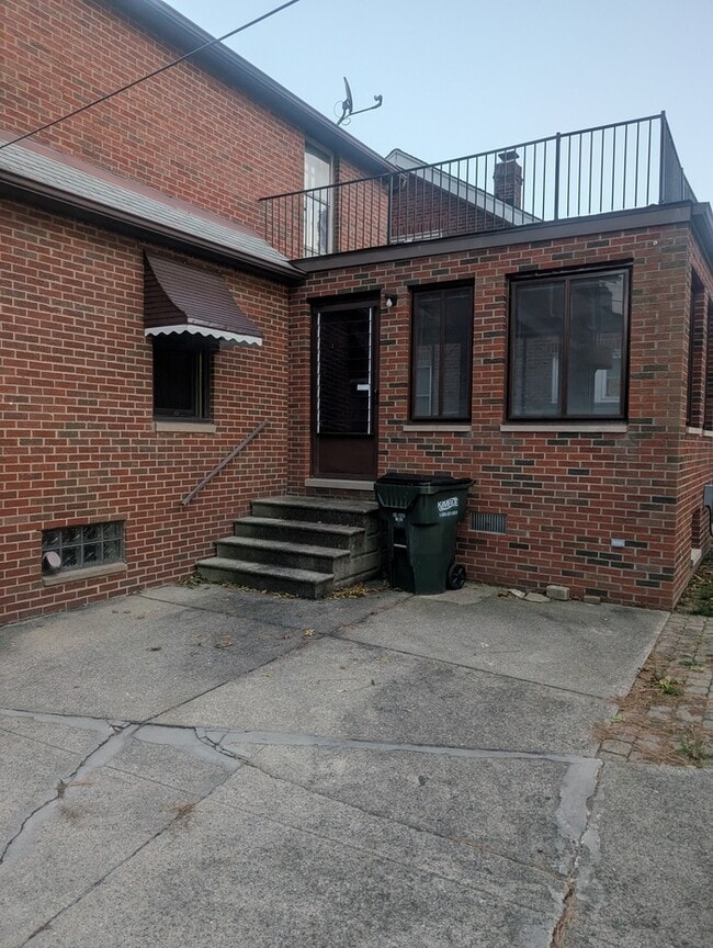 Building Photo - Single family home with access to Lake Eerie!