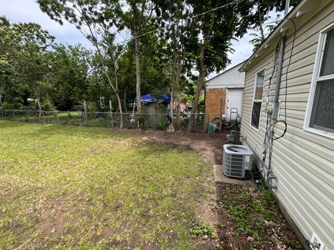 Building Photo - 2 bed 1 bath huge outdoor space and one car garage in Norman!