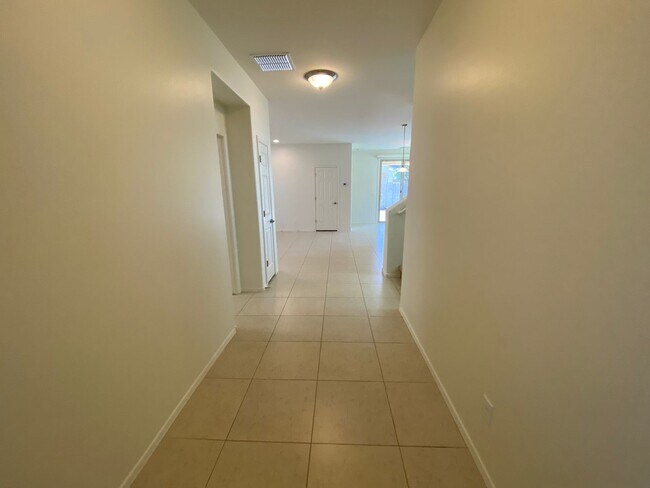 Building Photo - 2 Week Free Rent - Chandler Gem!