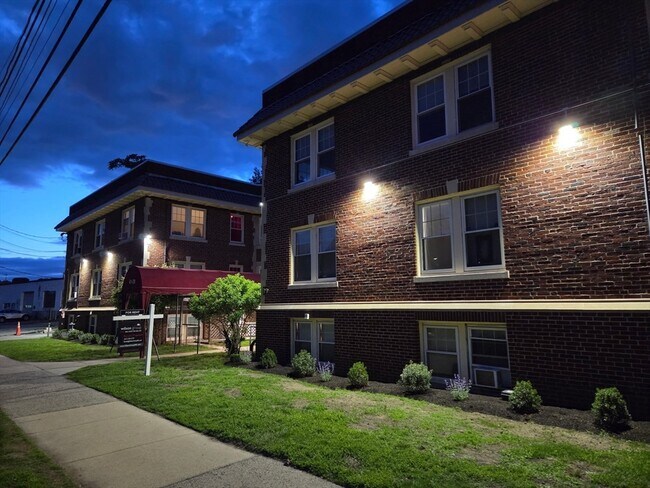 Building Photo - 41 Richardson Ave