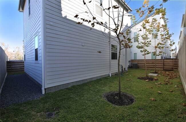 Building Photo - 506 W Donovan St