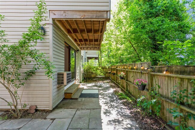 Building Photo - 28 Hillside Terrace